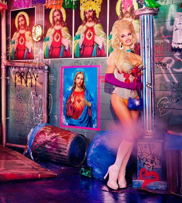 Фотография: Голая Памела Андерсон на фоне икон и попа Кардашьян — скандальные фото звезд №4 - BigPicture.ru