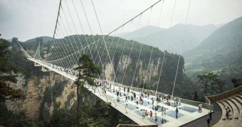 Фотография: В Китае открылся подвесной стеклянный мост и сразу установил несколько мировых рекордов №4 - BigPicture.ru
