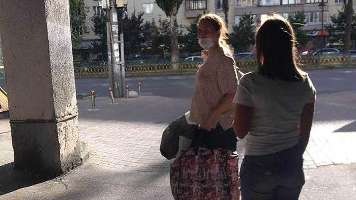 Фотография: В Киеве многодетная горе-мать несла новорожденного в сумке по жаре и пела колыбельную №2 - BigPicture.ru