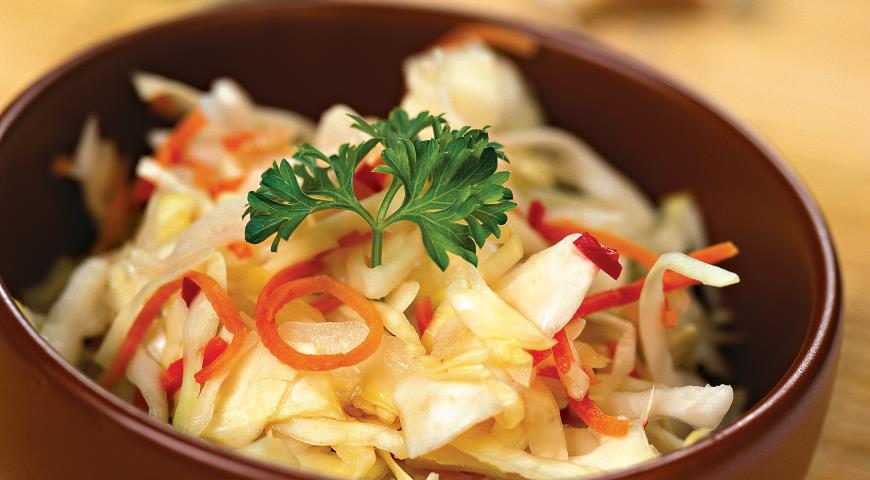 Фотография: 8 лучших рецептов квашенной капусты и советы, как сделать ее идеальной №12 - BigPicture.ru