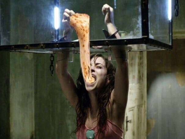Фотография: Хоррор с кетчупом: пользователи добавляют в кадры из страшных фильмов пиццу №10 - BigPicture.ru