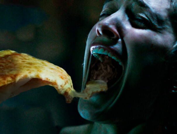 Фотография: Хоррор с кетчупом: пользователи добавляют в кадры из страшных фильмов пиццу №11 - BigPicture.ru