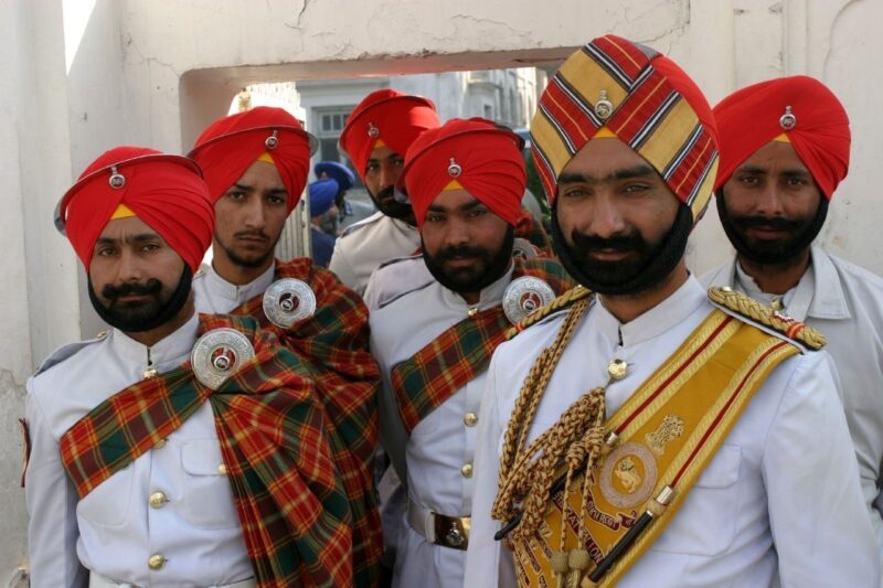 Фотография: Зачем жители Индии носят тюрбан? Раскрываем секрет эффектного головного убора №2 - BigPicture.ru