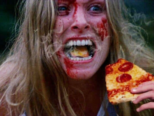 Фотография: Хоррор с кетчупом: пользователи добавляют в кадры из страшных фильмов пиццу №2 - BigPicture.ru