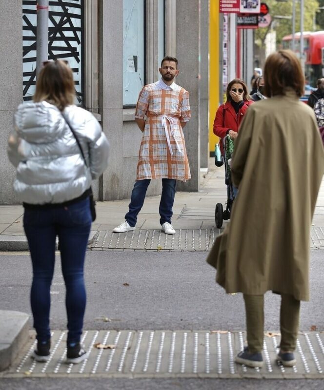 Фотография: Британец провел эксперимент: прошелся в платье по Лондону и посмотрел на реакцию жителей №7 - BigPicture.ru