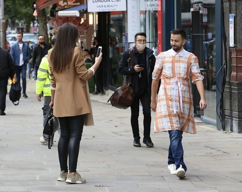 Фотография: Британец провел эксперимент: прошелся в платье по Лондону и посмотрел на реакцию жителей №6 - BigPicture.ru