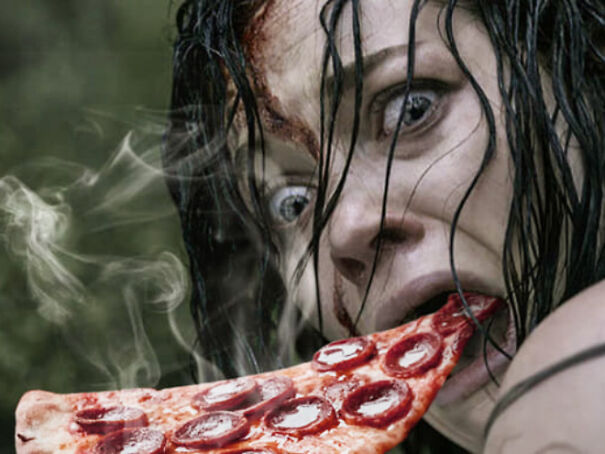 Фотография: Хоррор с кетчупом: пользователи добавляют в кадры из страшных фильмов пиццу №12 - BigPicture.ru