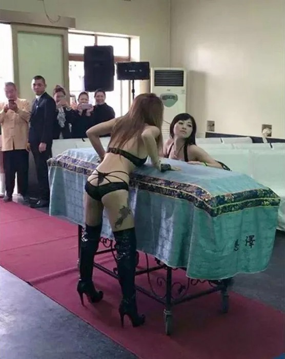 Фотография: Умирать, так с музыкой: странная традиция стриптиза на похоронах №4 - BigPicture.ru