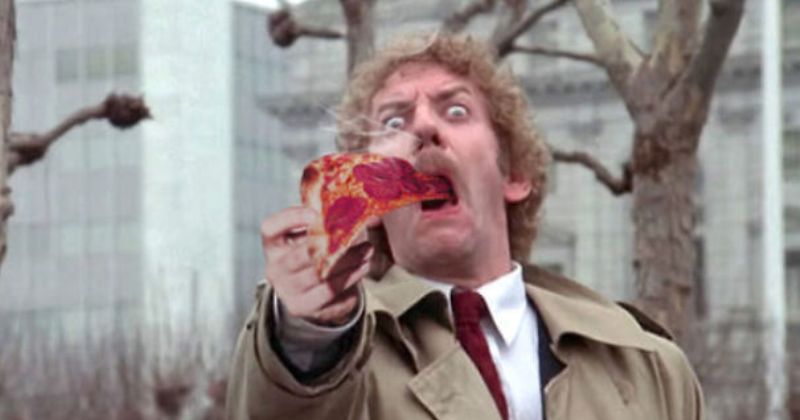 Фотография: Хоррор с кетчупом: пользователи добавляют в кадры из страшных фильмов пиццу №1 - BigPicture.ru