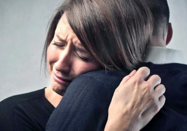 «Обнять и плакать» — как появилась популярное у современной молодежи выражение