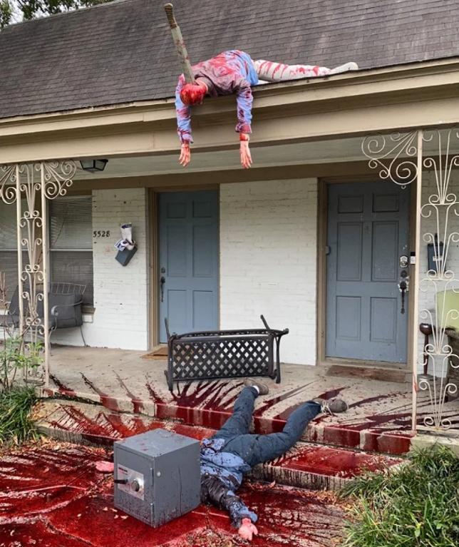 Фотография: Американский художник так оформил двор к Хэллоуину, что прохожие вызвали полицию №4 - BigPicture.ru
