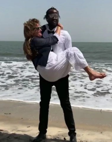 Фотография: Секс на пляже: почему европейские пенсионерки выходят замуж за молодых гамбийцев №11 - BigPicture.ru