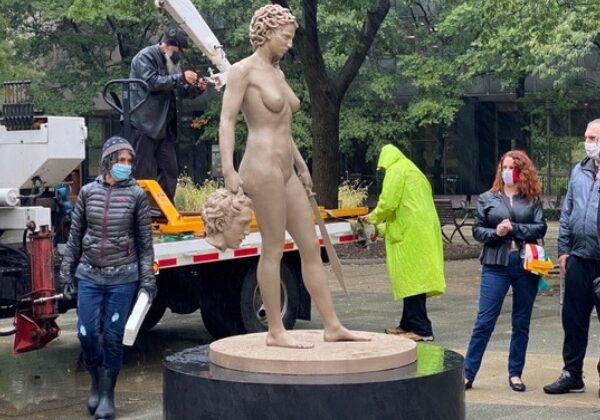 В Нью-Йорке установили статую Медузы Горгоны с отрубленной головой Персея