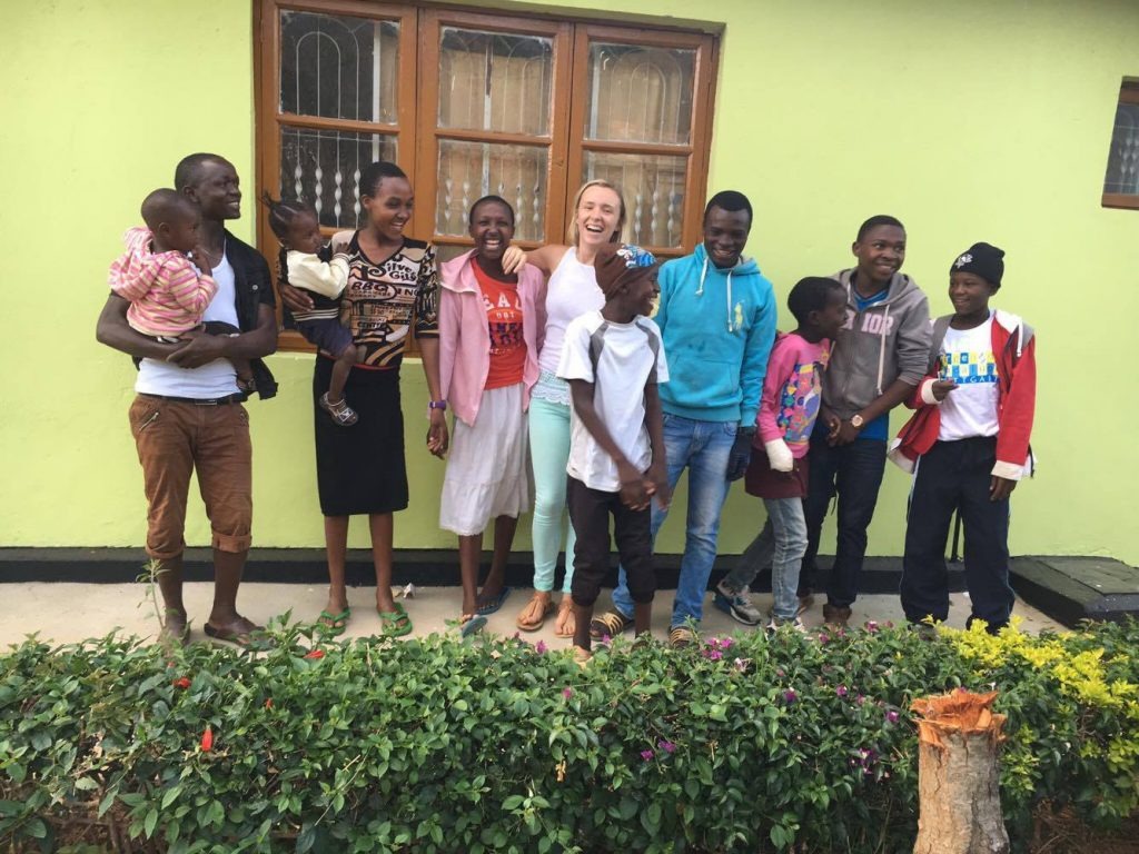 Фотография: Сердце матери: как 26-летняя британка усыновила 14 африканских сирот №6 - BigPicture.ru