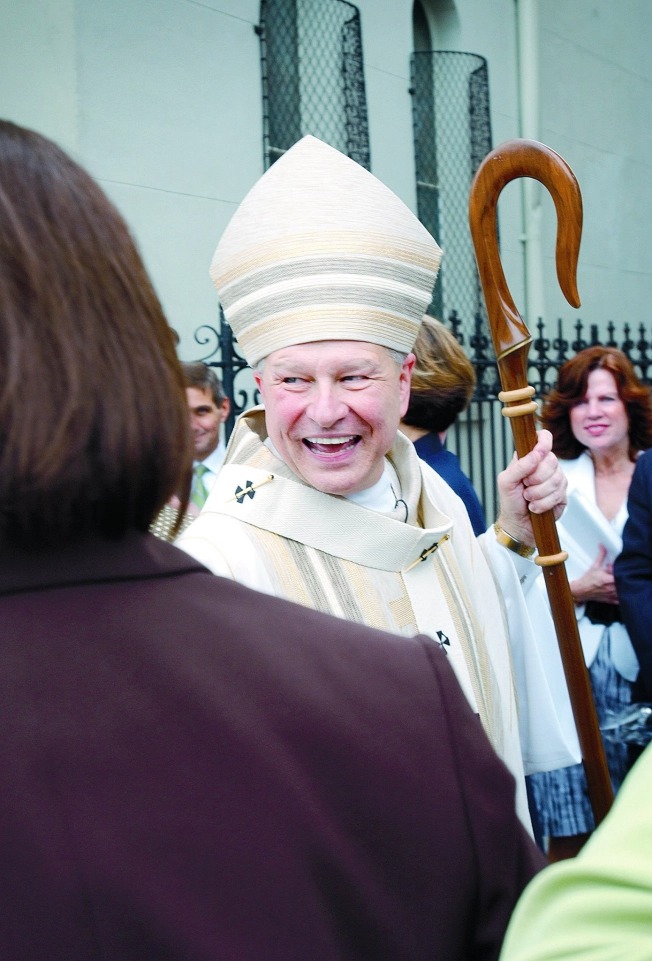 Фотография: Архиепископ сжег алтарь, на котором похотливый священник занимался сексом с двумя женщинами №4 - BigPicture.ru