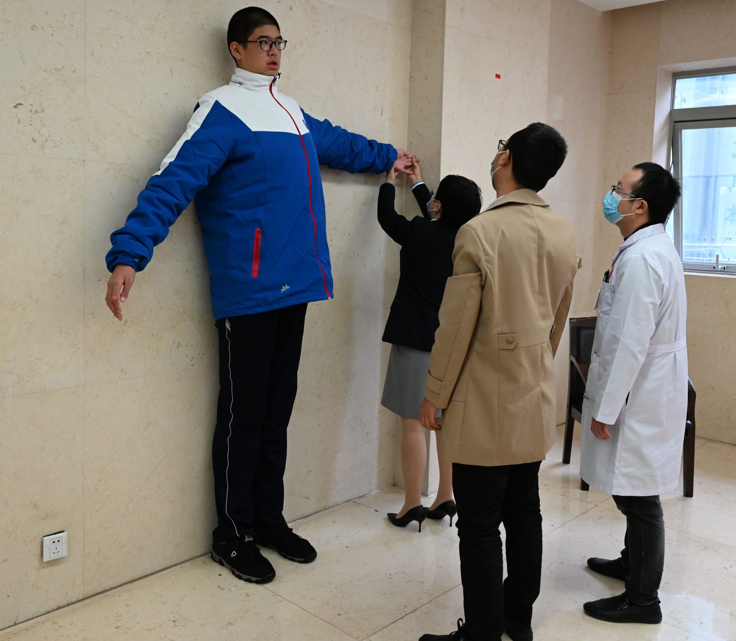 Фотография: Мне сверху видно все! 14-летний китаец попал в Книгу рекордов Гиннесса, благодаря огромному росту №2 - BigPicture.ru