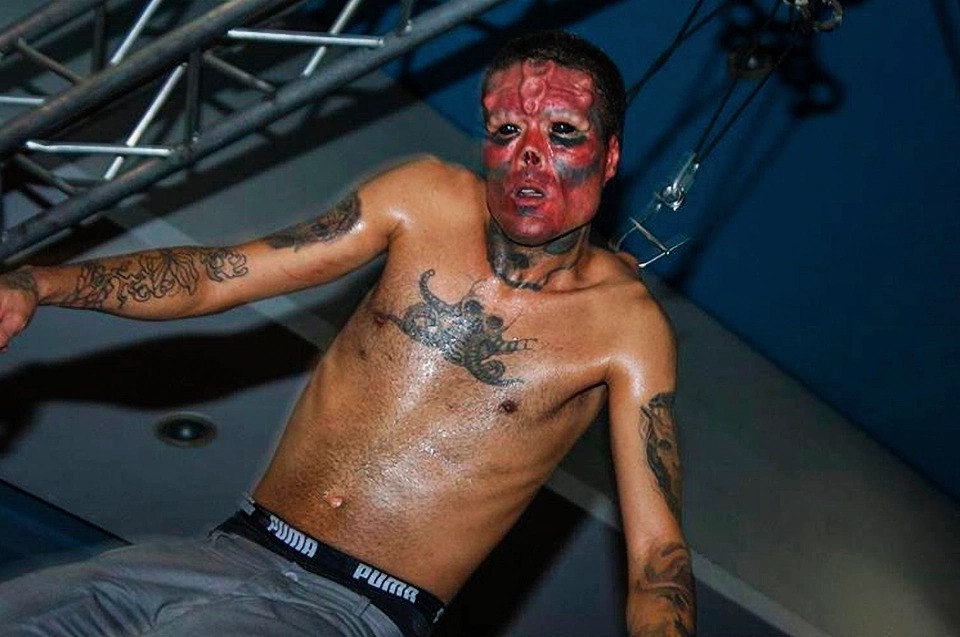 Фотография: Испанец отрезал себе нос и сделал рога, чтобы стать похожим на Красного Черепа из 