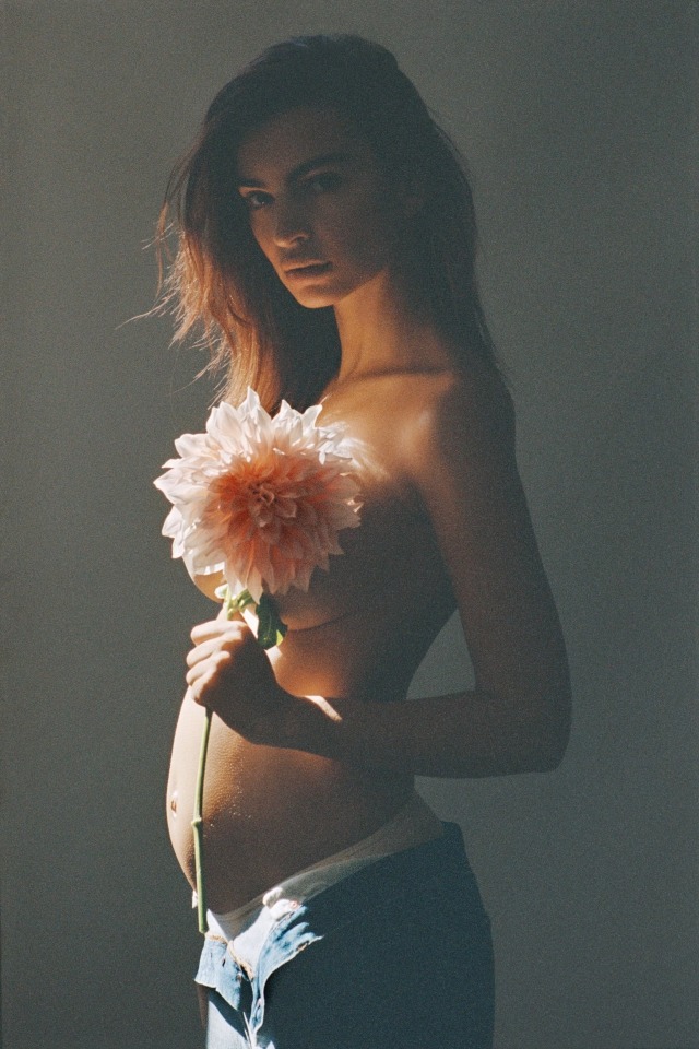 Фотография: Эмили Ратаковски объявила о беременности и снялась в откровенной фотосессии для Vogue №4 - BigPicture.ru
