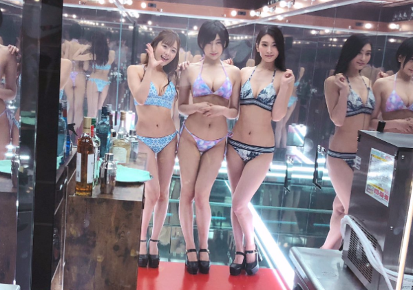 Японцы открыли тематический парк с блэкджеком и порнозвездами