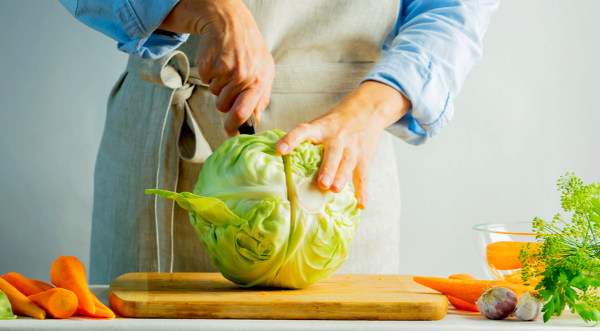 Фотография: 8 лучших рецептов квашенной капусты и советы, как сделать ее идеальной №2 - BigPicture.ru