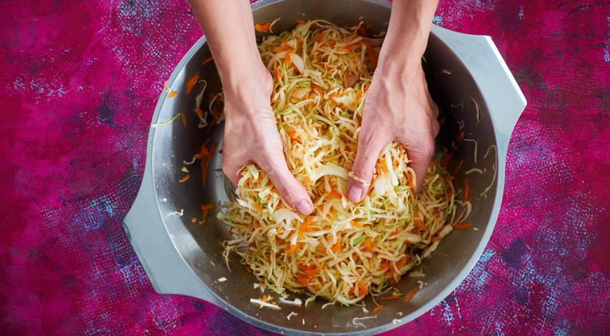 Фотография: 8 лучших рецептов квашенной капусты и советы, как сделать ее идеальной №11 - BigPicture.ru