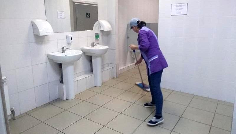 Фотография: Китайская уборщицы выпила стакан воды из унитаза, чтобы порадовать шефа, и стала известной №3 - BigPicture.ru