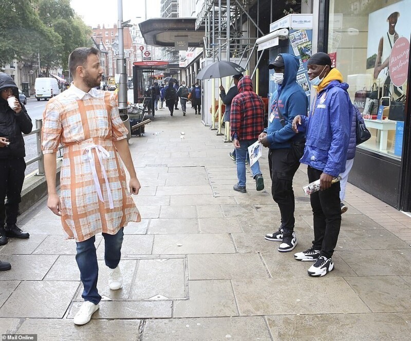 Фотография: Британец провел эксперимент: прошелся в платье по Лондону и посмотрел на реакцию жителей №8 - BigPicture.ru