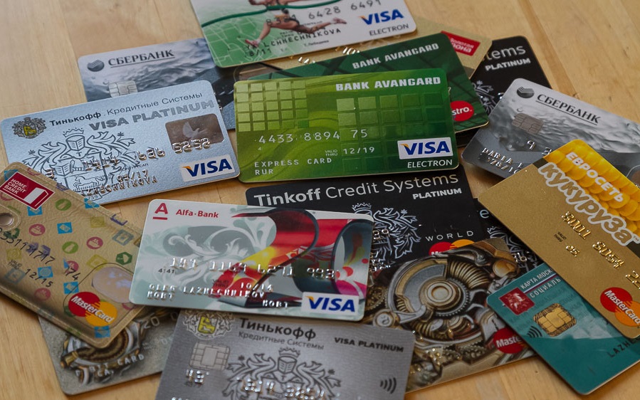 Много дебетовых карт. Банковская карта. Кредитная карта. Пластиковые карточки. Кредитные карты банков.