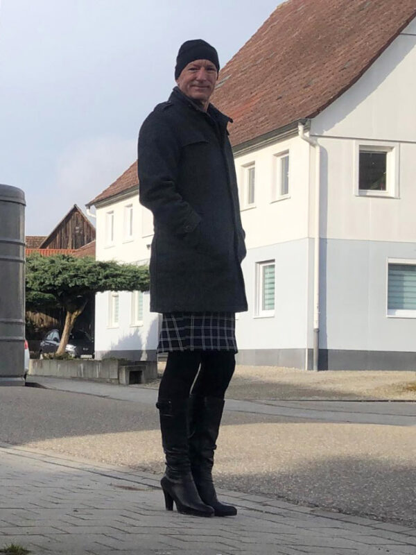 Фотография: Марк на шпильках: многодетный инженер из Германии обожает юбки и каблуки №8 - BigPicture.ru
