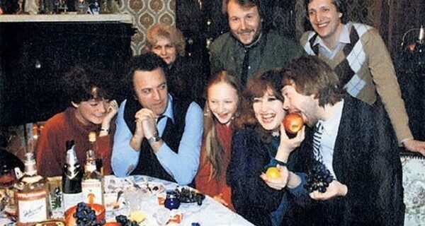 Редкие кадры советских знаменитостей во время застолья