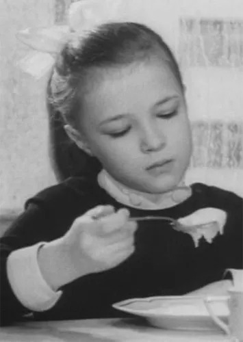 Фотография: Гостьи из прошлого: какими выросли школьницы из советского кино №12 - BigPicture.ru
