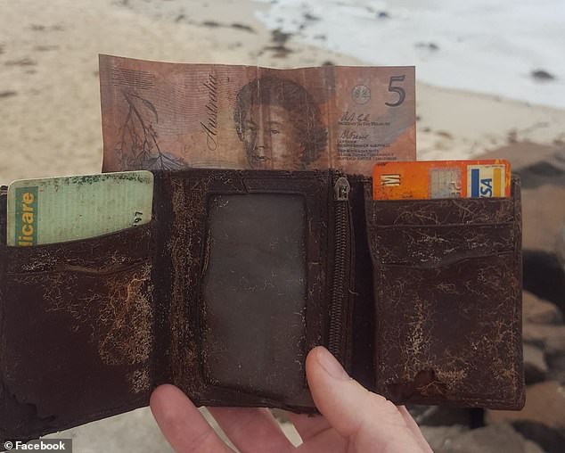 Фотография: Австралийцу вернули бумажник, потерянный им 26 лет назад на пляже №2 - BigPicture.ru