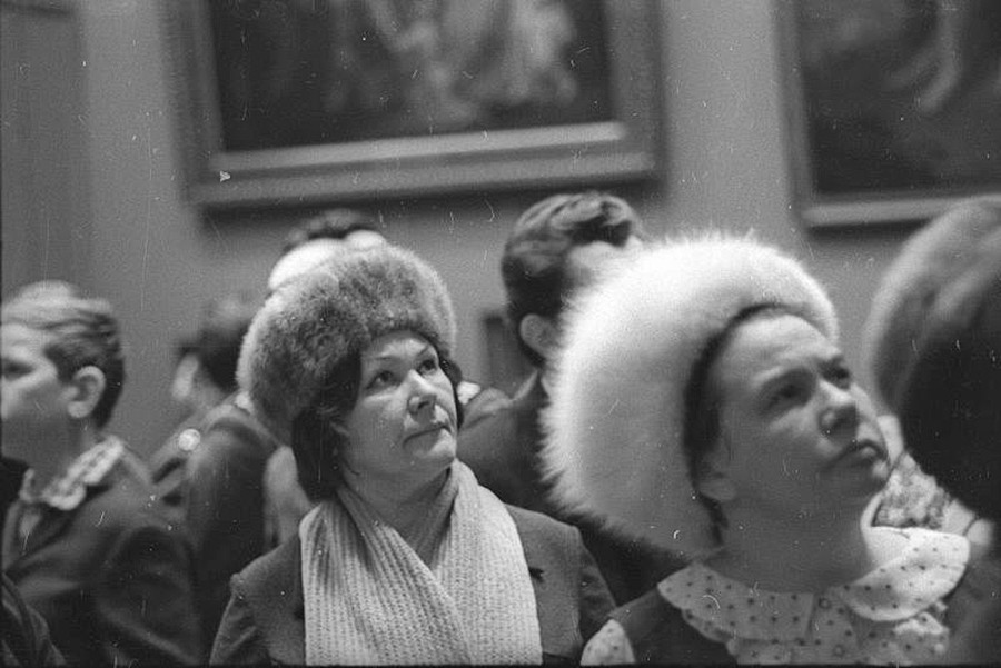 Фотография: Почему русские женщины не снимали шапку в помещении? №2 - BigPicture.ru