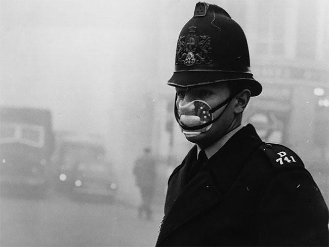 Фотография: Как лондонцы с помощью масок спасались от Великого смога в 1950-х №5 - BigPicture.ru