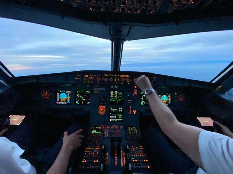 Фотография: 23-летний пилот наглядно показал, как изменилась его жизнь после начала пандемии №4 - BigPicture.ru