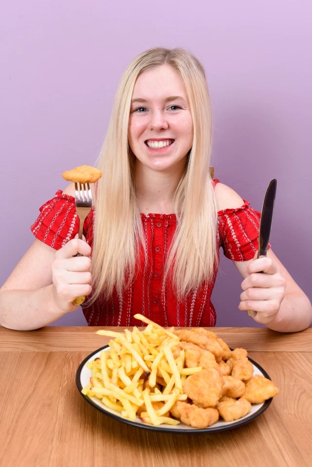 Фотография: Юная британка 15 лет ела только куриные наггетсы и картошку фри из-за редкого пищевого расстройства №4 - BigPicture.ru