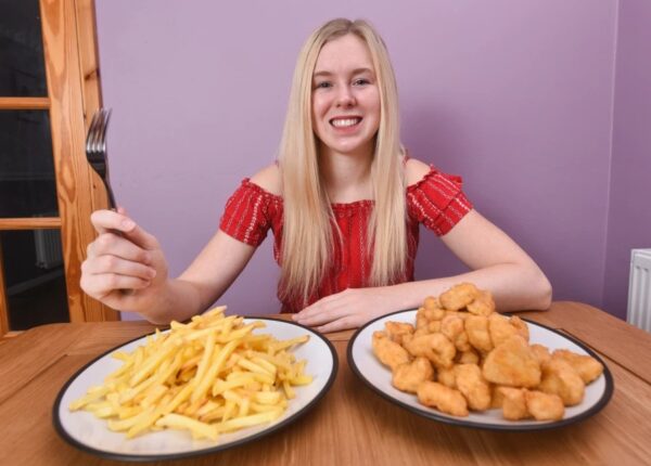Юная британка 15 лет ела только куриные наггетсы и картошку фри из-за редкого пищевого расстройства
