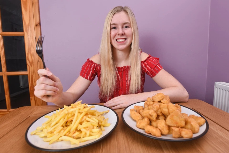 Фотография: Юная британка 15 лет ела только куриные наггетсы и картошку фри из-за редкого пищевого расстройства №1 - BigPicture.ru