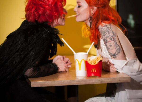 Любовь и бургеры: как пара лесбиянок сыграла свадьбу в «Макдоналдсе» в обход карантина