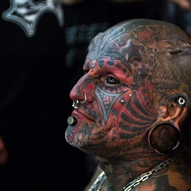 Фотография: Число зверя: одержимый татуировками уругваец хочет вырезать на черепе 
