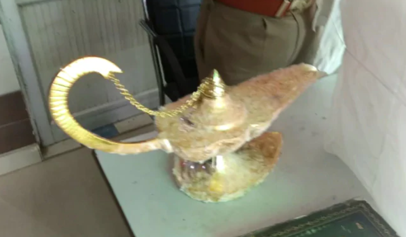 Фотография: Индийский доктор купил волшебную лампу Аладдина за 41,5 тыс. долларов, но она не работает №2 - BigPicture.ru