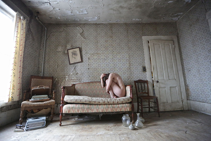фотограф превращает заброшенные места в темные и эротичные фантазии  karen jerzyk 26