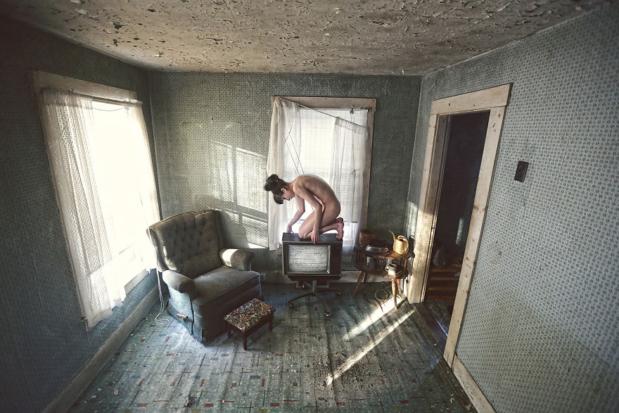 фотограф превращает заброшенные места в темные и эротичные фантазии  karen jerzyk 30