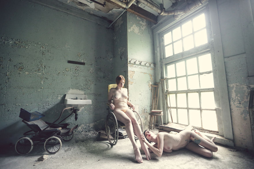 фотограф превращает заброшенные места в темные и эротичные фантазии  karen jerzyk 31