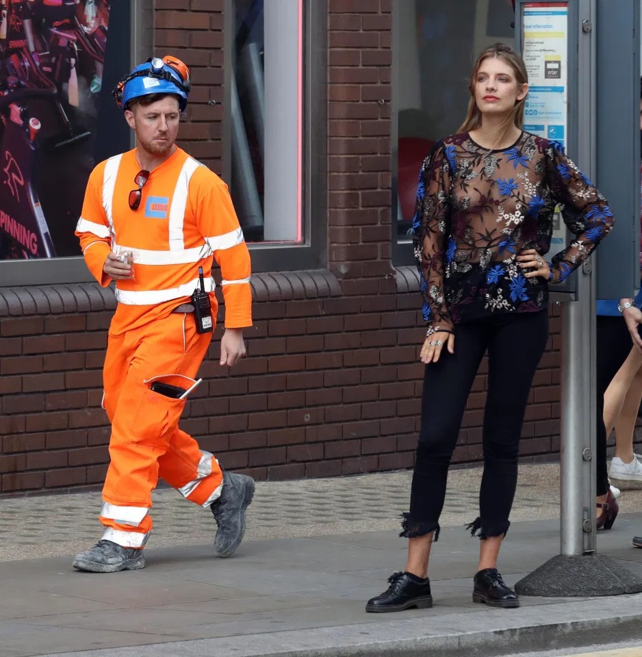 Фотография: На грани фола: модель прошлась по улицам Лондона в прозрачной кофточке без лифчика №4 - BigPicture.ru