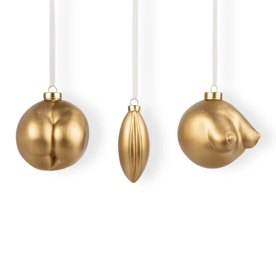 Фотография: Новый Год с перчинкой: известный британский дизайнер создала елочные шары в виде женских прелестей №4 - BigPicture.ru