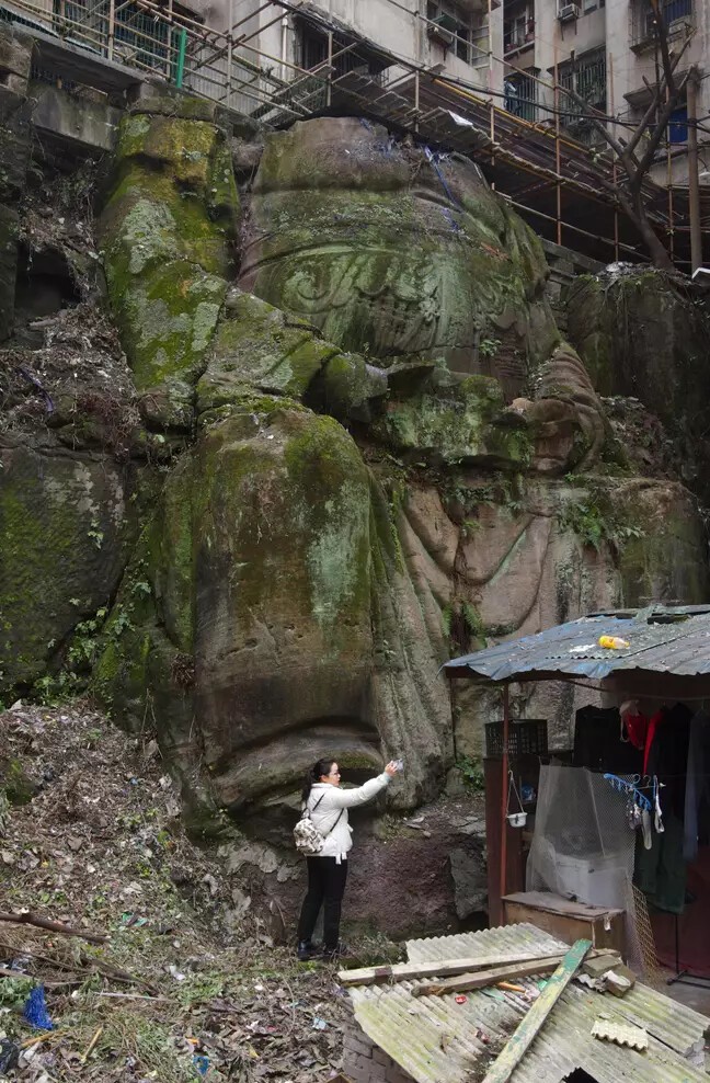 Фотография: Под многоэтажкой в Китае обнаружили огромную статую Будды без головы №3 - BigPicture.ru