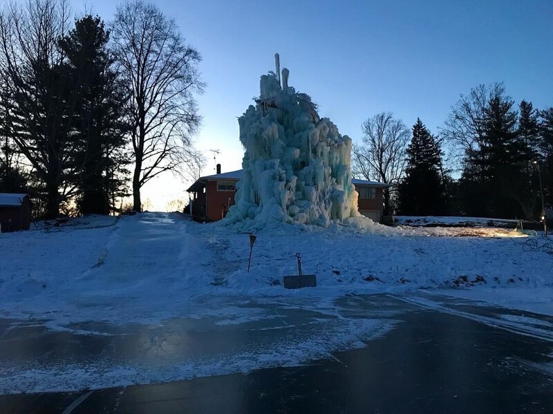 Фотография: Cемья строит рядом с домом огромную ледяную скульптуру каждое Рождество №14 - BigPicture.ru