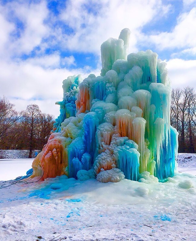 Фотография: Cемья строит рядом с домом огромную ледяную скульптуру каждое Рождество №7 - BigPicture.ru