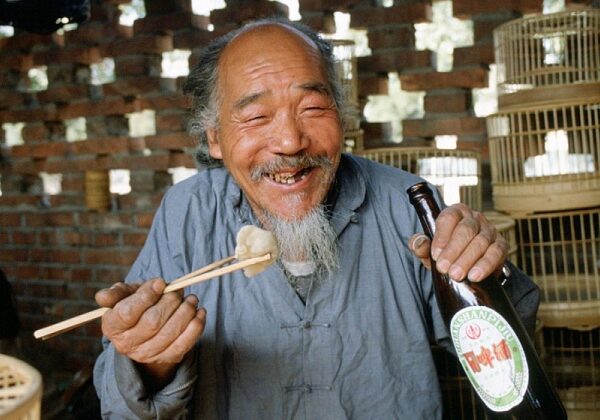 Курение, алкоголь и никаких ограничений в еде: 100-летний китаец раскрыл свой секрет долголетия